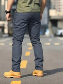 Calça cargo masculina tática de tecido ripstop em poliéster com múltiplos bolsos com zíper na lateral e coxa, corte reto e passante largo para cinto tático, disponível em várias opções de tamanho do P ao EGG, ideal para uso urbano e ao ar livre.