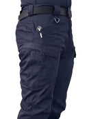 Calça cargo masculina tática de tecido ripstop em poliéster com múltiplos bolsos com zíper na lateral e coxa, corte reto e passante largo para cinto tático, disponível em várias opções de tamanho do P ao EGG, ideal para uso urbano e ao ar livre.