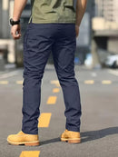Calça cargo masculina tática de tecido ripstop em poliéster com múltiplos bolsos com zíper na lateral e coxa, corte reto e passante largo para cinto tático, disponível em várias opções de tamanho do P ao EGG, ideal para uso urbano e ao ar livre.