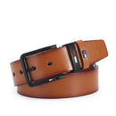 Cinto masculino de couro sintético PU premium com fivela de pino retangular em liga metálica preta fosca e detalhe decorativo tricolor vermelho branco e preto, largura de 3,8 cm, comprimento de 120 cm, interior em tom natural camelo, disponível nas cores preto, café escuro e caramelo, para uso casual e social.