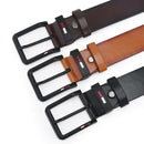 Cinto masculino de couro sintético PU premium com fivela de pino retangular em liga metálica preta fosca e detalhe decorativo tricolor vermelho branco e preto, largura de 3,8 cm, comprimento de 120 cm, interior em tom natural camelo, disponível nas cores preto, café escuro e caramelo, para uso casual e social.