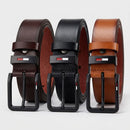 Cinto masculino de couro sintético PU premium com fivela de pino retangular em liga metálica preta fosca e detalhe decorativo tricolor vermelho branco e preto, largura de 3,8 cm, comprimento de 120 cm, interior em tom natural camelo, disponível nas cores preto, café escuro e caramelo, para uso casual e social.