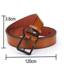 Cinto masculino de couro sintético PU premium com fivela de pino retangular em liga metálica preta fosca e detalhe decorativo tricolor vermelho branco e preto, largura de 3,8 cm, comprimento de 120 cm, interior em tom natural camelo, disponível nas cores preto, café escuro e caramelo, para uso casual e social.