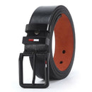 Cinto masculino de couro sintético PU premium com fivela de pino retangular em liga metálica preta fosca e detalhe decorativo tricolor vermelho branco e preto, largura de 3,8 cm, comprimento de 120 cm, interior em tom natural camelo, disponível nas cores preto, café escuro e caramelo, para uso casual e social.