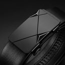 Cinto de couro masculino preto com fivela automática de trilho em liga metálica e aço inox, design moderno de linhas limpas, ideal para uso social e casual, ajuste sem furos para um caimento firme e confortável na cintura ao longo do dia.