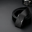 Cinto de couro masculino preto com fivela automática de trilho em liga metálica e aço inox, design moderno de linhas limpas, ideal para uso social e casual, ajuste sem furos para um caimento firme e confortável na cintura ao longo do dia.
