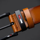 Cinto masculino de couro sintético PU premium com fivela de pino retangular em liga metálica preta fosca e detalhe decorativo tricolor vermelho branco e preto, largura de 3,8 cm, comprimento de 120 cm, interior em tom natural camelo, disponível nas cores preto, café escuro e caramelo, para uso casual e social.