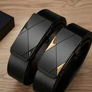 Cinto de couro masculino preto com fivela automática de trilho em liga metálica e aço inox, design moderno de linhas limpas, ideal para uso social e casual, ajuste sem furos para um caimento firme e confortável na cintura ao longo do dia.