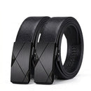 Cinto de couro masculino preto com fivela automática de trilho em liga metálica e aço inox, design moderno de linhas limpas, ideal para uso social e casual, ajuste sem furos para um caimento firme e confortável na cintura ao longo do dia.