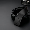 Cinto de couro masculino preto com fivela automática de trilho em liga metálica e aço inox, design moderno de linhas limpas, ideal para uso social e casual, ajuste sem furos para um caimento firme e confortável na cintura ao longo do dia.