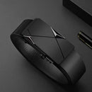Cinto de couro masculino preto com fivela automática de trilho em liga metálica e aço inox, design moderno de linhas limpas, ideal para uso social e casual, ajuste sem furos para um caimento firme e confortável na cintura ao longo do dia.