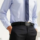 Cinto de couro masculino preto com fivela automática de trilho em liga metálica e aço inox, design moderno de linhas limpas, ideal para uso social e casual, ajuste sem furos para um caimento firme e confortável na cintura ao longo do dia.