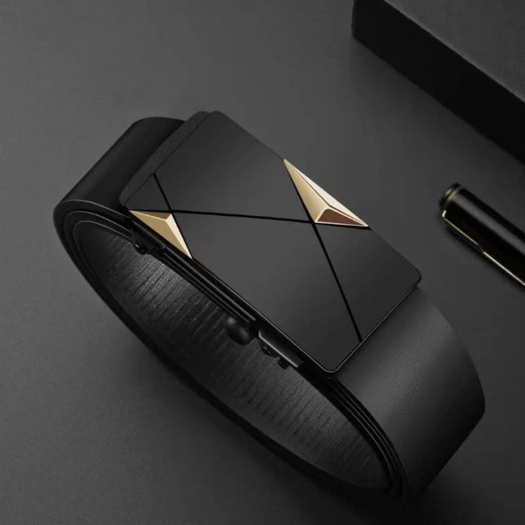 Cinto de couro masculino preto com fivela automática de trilho em liga metálica e aço inox, design moderno de linhas limpas, ideal para uso social e casual, ajuste sem furos para um caimento firme e confortável na cintura ao longo do dia.