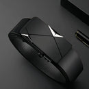 Cinto de couro masculino preto com fivela automática de trilho em liga metálica e aço inox, design moderno de linhas limpas, ideal para uso social e casual, ajuste sem furos para um caimento firme e confortável na cintura ao longo do dia.