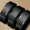Cinto de couro masculino preto com fivela automática de trilho em liga metálica e aço inox, design moderno de linhas limpas, ideal para uso social e casual, ajuste sem furos para um caimento firme e confortável na cintura ao longo do dia.