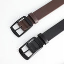 Cinto masculino de couro sintético PU premium com fivela de pino em liga metálica disponível em acabamento prata polida e preto fosco, largura de 3 cm, costura dupla reforçada na base da fivela, passador integrado, disponível em preto e marrom nos comprimentos 107 cm, 117 cm e 127 cm, para uso casual e social.