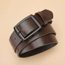 Cinto masculino de couro sintético PU premium com fivela de pino em liga metálica disponível em acabamento prata polida e preto fosco, largura de 3 cm, costura dupla reforçada na base da fivela, passador integrado, disponível em preto e marrom nos comprimentos 107 cm, 117 cm e 127 cm, para uso casual e social.