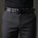Cinto masculino de couro sintético PU premium com fivela de pino em liga metálica disponível em acabamento prata polida e preto fosco, largura de 3 cm, costura dupla reforçada na base da fivela, passador integrado, disponível em preto e marrom nos comprimentos 107 cm, 117 cm e 127 cm, para uso casual e social.