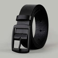 Cinto masculino de couro sintético PU premium com fivela de pino em liga metálica disponível em acabamento prata polida e preto fosco, largura de 3 cm, costura dupla reforçada na base da fivela, passador integrado, disponível em preto e marrom nos comprimentos 107 cm, 117 cm e 127 cm, para uso casual e social.