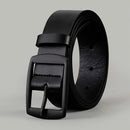 Cinto masculino de couro sintético PU premium com fivela de pino em liga metálica disponível em acabamento prata polida e preto fosco, largura de 3 cm, costura dupla reforçada na base da fivela, passador integrado, disponível em preto e marrom nos comprimentos 107 cm, 117 cm e 127 cm, para uso casual e social.