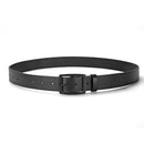 Cinto masculino de couro sintético PU premium com fivela de pino em liga metálica disponível em acabamento prata polida e preto fosco, largura de 3 cm, costura dupla reforçada na base da fivela, passador integrado, disponível em preto e marrom nos comprimentos 107 cm, 117 cm e 127 cm, para uso casual e social.