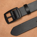 Cinto masculino de couro sintético PU premium com fivela de pino em liga metálica disponível em acabamento prata polida e preto fosco, largura de 3 cm, costura dupla reforçada na base da fivela, passador integrado, disponível em preto e marrom nos comprimentos 107 cm, 117 cm e 127 cm, para uso casual e social.
