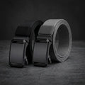 Cinto tático masculino em nylon canelado de alta densidade com fivela automática de catraca em liga metálica gunmetal fosco, largura de 3,6 cm, comprimento de 120 cm cortável, disponível em preto, caqui, marrom, cinza, verde militar e azul marinho, com sistema de liberação rápida lateral.