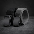 Cinto tático masculino em nylon canelado de alta densidade com fivela automática de catraca em liga metálica gunmetal fosco, largura de 3,6 cm, comprimento de 120 cm cortável, disponível em preto, caqui, marrom, cinza, verde militar e azul marinho, com sistema de liberação rápida lateral.