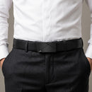 Cinto de couro masculino preto com fivela automática de trilho em liga metálica e aço inox, design moderno de linhas limpas, ideal para uso social e casual, ajuste sem furos para um caimento firme e confortável na cintura ao longo do dia.