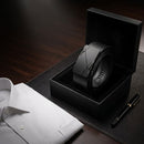 Cinto de couro masculino preto com fivela automática de trilho em liga metálica e aço inox, design moderno de linhas limpas, ideal para uso social e casual, ajuste sem furos para um caimento firme e confortável na cintura ao longo do dia.