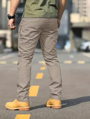 Calça cargo masculina tática de tecido ripstop em poliéster com múltiplos bolsos com zíper na lateral e coxa, corte reto e passante largo para cinto tático, disponível em várias opções de tamanho do P ao EGG, ideal para uso urbano e ao ar livre.