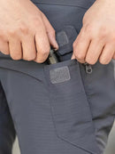 Calça cargo masculina tática de tecido ripstop em poliéster com múltiplos bolsos com zíper na lateral e coxa, corte reto e passante largo para cinto tático, disponível em várias opções de tamanho do P ao EGG, ideal para uso urbano e ao ar livre.