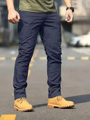 Calça cargo masculina tática de tecido ripstop em poliéster com múltiplos bolsos com zíper na lateral e coxa, corte reto e passante largo para cinto tático, disponível em várias opções de tamanho do P ao EGG, ideal para uso urbano e ao ar livre.