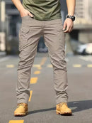 Calça cargo masculina tática de tecido ripstop em poliéster com múltiplos bolsos com zíper na lateral e coxa, corte reto e passante largo para cinto tático, disponível em várias opções de tamanho do P ao EGG, ideal para uso urbano e ao ar livre.