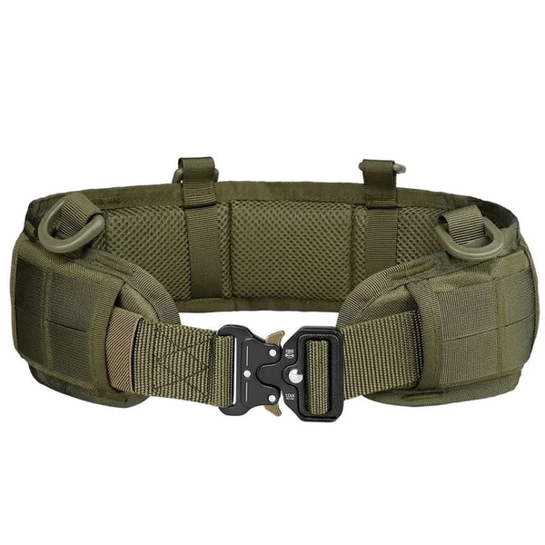 Cinto tático acolchoado ajustável com sistema MOLLE, visto de frente sobre fundo branco. Interior com almofada respirável e fivela de metal de liberação rápida, indicado para atividades militares, airsoft e aventura ao ar livre. [WEBP]