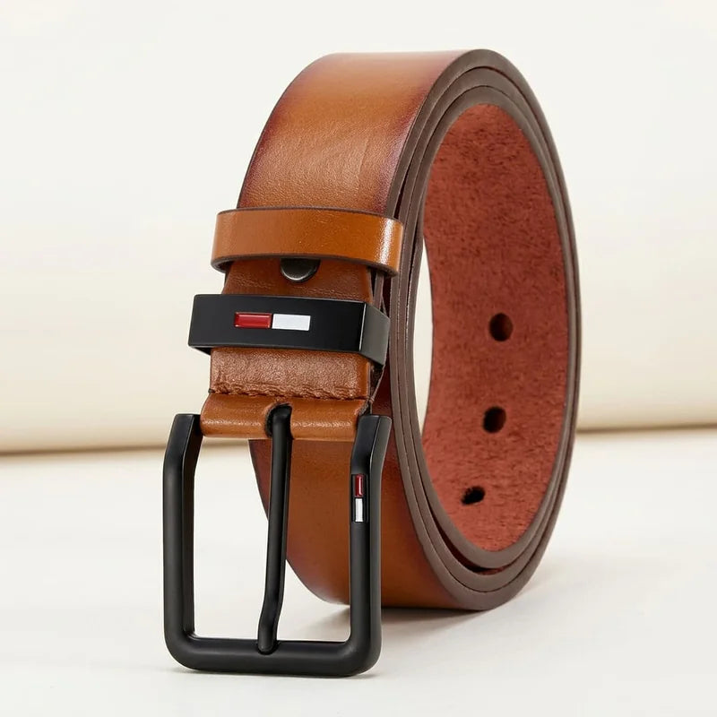 Cinto masculino de couro sintético PU premium com fivela de pino retangular em liga metálica preta fosca e detalhe decorativo tricolor vermelho branco e preto, largura de 3,8 cm, comprimento de 120 cm, interior em tom natural camelo, disponível nas cores preto, café escuro e caramelo, para uso casual e social. [WEBP]