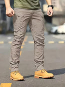 Calça cargo masculina tática de tecido ripstop em poliéster com múltiplos bolsos com zíper na lateral e coxa, corte reto e passante largo para cinto tático, disponível em várias opções de tamanho do P ao EGG, ideal para uso urbano e ao ar livre.
