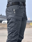 Calça cargo masculina tática de tecido ripstop em poliéster com múltiplos bolsos com zíper na lateral e coxa, corte reto e passante largo para cinto tático, disponível em várias opções de tamanho do P ao EGG, ideal para uso urbano e ao ar livre.